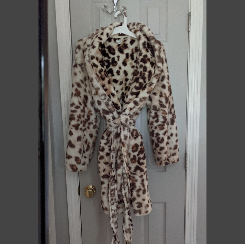 Aerie robe